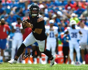 Foto 8x10 firmada y autografiada de CHICAGO BEARS CALEB WILLIAMS con certificado de autenticidad PSA AP70343 - Imagen 1 de 1