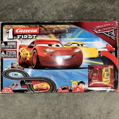 Carrera 1. First Cars 3 RACE TRACK Rojo LIGHTNING MCQUEEN y Amarillo DINOCO Foto 1 de 3