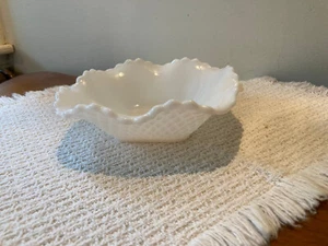 "Plato de caramelo de diamante con patrón de gofres festoneado borde volante de vidrio de leche de colección 6" - Imagen 1 de 7