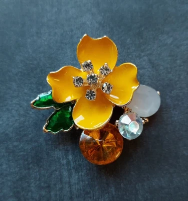 Charmoso broche magnético estilo vintage flor amarela. Pino de lenço magnético, fecho - Imagem 1 de 3