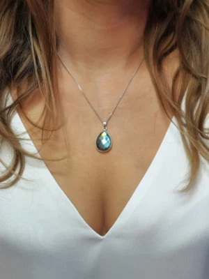 Delicado collar de labradorita, colgante de plata, labradorita arco iris, regalo para ella. Foto 1 de 4