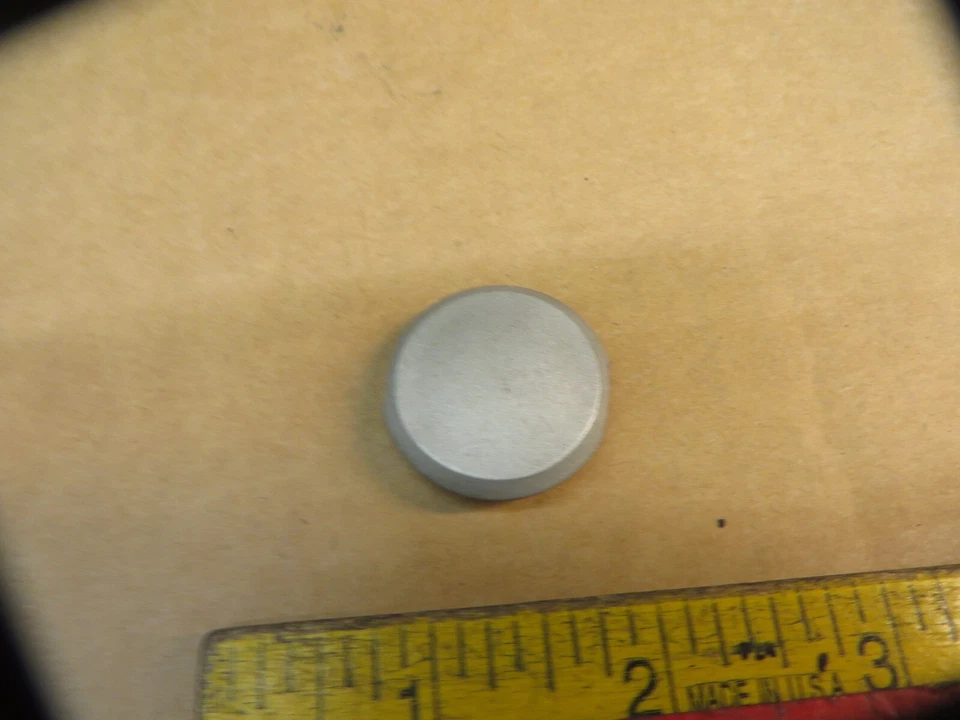 Cubierta de perno de luz trasera Buick Riviera 1989-1993 OEM # 20685295 Foto 1 de 4