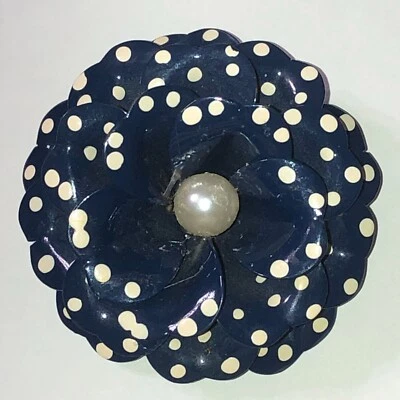 经典海军蓝白色圆点花朵珍珠胸针服装珠宝首饰 — 第 1/4 张图片