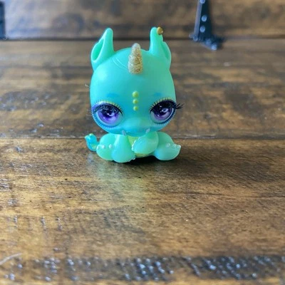 Figura Juguete Poopsie Cutie Tooties SIZZLE Dragón Verde Unicornio Pestañas Enraizadas 1.5" Foto 1 de 4