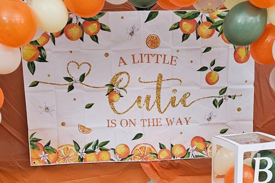 Banner de baby shower "Una pequeña chica está en el reloj" Foto 1 de 1