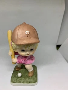 Vintage Keramik kleine Schleife Peep Spielball Figur Mädchen mit Baseballschläger - Bild 1 von 6