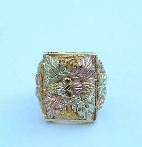 Anillo de estilo vid triple oro para hombre - oro amarillo, rosa y verde de 10 quilates - Imagen 1 de 3