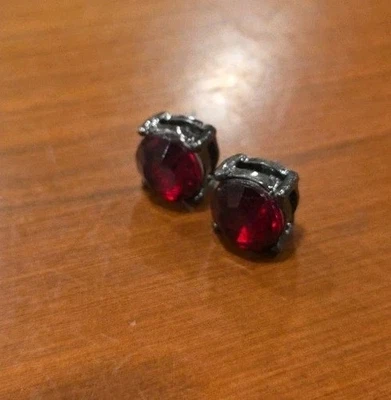 Aretes modernos grandes facetados rojos en montura de color bronce, 5/8" de diámetro Foto 1 de 4