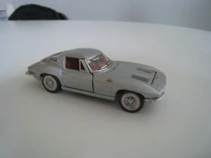 Franklin Mint 1:43 Cars of the 60s Split Window Corvette Scale Model Car - Picture 1 of 4