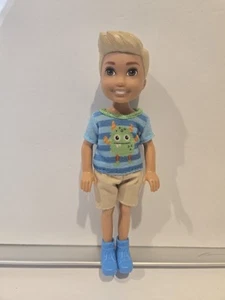 Barbie Club Chelsea Niño Rubio con Monstruo Camisa Muñeca DWJ33 N15I - Imagen 1 de 6