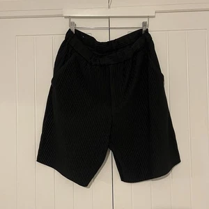 PANTALONES CORTOS PLISADOS ZARA ISSEY MIYAKE HOMME ESTILO PLISADO NEGRO TALLA MEDIANA - Imagen 1 de 3