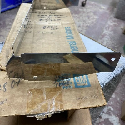 1968 年别克 Electra 后保险杠中心镀铬面板填充 G.M. #1384795 — 第 1/4 张图片