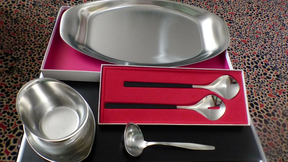 WMF Design, etwa 80er Jahre, Vorlegeplatte, Salatbesteck, Sauciere, Cromargan, e - Bild 1 von 4