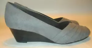 Soft Style by Hush Puppies Women 10M Memory Foam Faux Suede 2 1/8" Wedge Pumps - Picture 1 of 7
