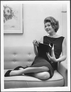 RITA HAYWORTH VINTAGE ORIGINAL PHOTO HOLLYWOOD ACTRESS 1962 🖤🤍 ELEGANT POSE - Picture 1 of 2