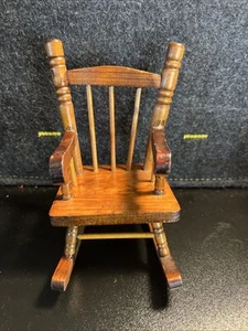 Vintage Mini 6" dunkelbraun Holz Schaukelstuhl Puppe oder Puppenhaus Display Dekor - Bild 1 von 7