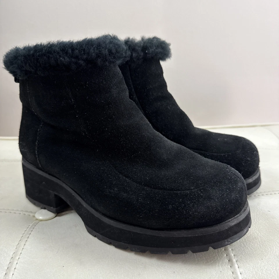 UGG Negro Grueso Tacón Suela Gamuza Impermeable Botines Mujer EE. UU. 7 USADO EN EXCELENTE ESTADO Foto 1 de 4