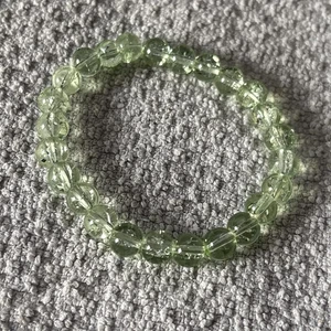 Green Crackle Glass Bead Elasticated Bracelet - Picture 1 of 2