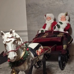 Dept 56 Possible Dreams Clothtique paseo en trineo juntos Santa y señora Claus  - Imagen 1 de 19