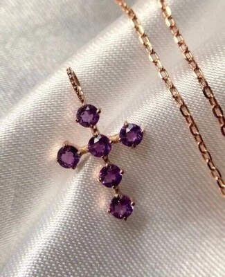 Женская великолепная подвеска в виде креста круглой огранки с имитацией аметиста покрытие розовым золотом 14 карат - Изображение 1 из 4