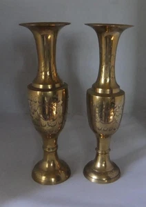 Gutes Paar indische Messingvasen mit eingeschnittener Dekoration, 29 cm hoch - Bild 1 von 9