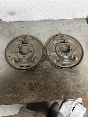 Par de placas de respaldo de freno Mopar 8 3/4 eje trasero 10 pulgadas Dodge Plymouth 1965-74 Foto 1 de 4