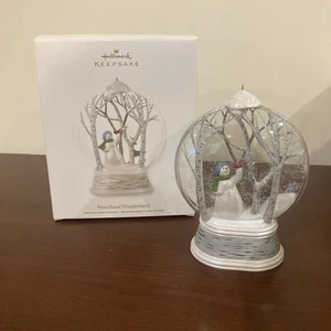 NEU - HALLMARK ANDENKEN (2012) "WOODLAND WONDERLAND" SCHNEEKUGEL GEFORMTES ORNAMENT - Bild 1 von 4