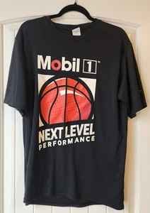 Camiseta Mobil 1 Oficial Motor Oil de la NBA Manga Corta Talla L Nueva Sin Etiquetas - Imagen 1 de 3