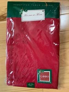 NWT⭐HOLIDAY AT HOME Poinsetta Noel Red Tablecloth 52" X 70" Oblong Table Linen - Picture 1 of 5