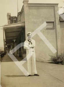 Vintage Photo Handsome Young Man Navy Sailor In Uniform In The Street 1940s - Imagen 1 de 3