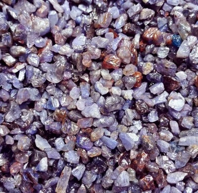 Lote de piedras preciosas sueltas ásperas sin cortar de tanzanita azul natural 306,10+ quilates en bruto a la venta Foto 1 de 4