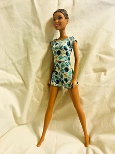 Barbie americana negra 2010 sin pelo y está en su atuendo listo para jugar - Imagen 1 de 5