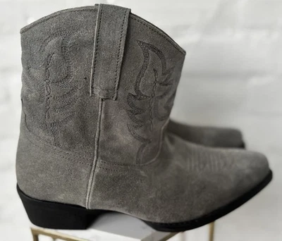 ROPER MUJER POLVORIENTO II VACA GAMUZA WESTERN BOTINES - PUNTERA CORTA 8 Gris Precio de venta sugerido por el fabricante 120 USD Foto 1 de 4