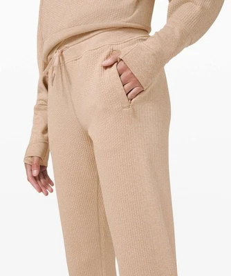 Pantalones de chándal Lululemon Engineered Warmth Café au Lait talla 8 $138,00 Foto 1 de 4