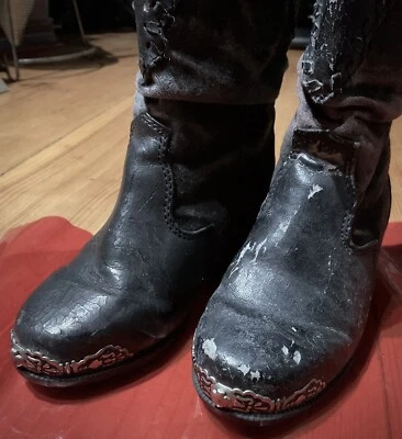 "Botas de Vaquera Negras Inclinadas Calliope Bolo para Niños Talla 7 de Colección con Clips de Bota Plateados Tacón de 1.25""" Foto 1 de 4