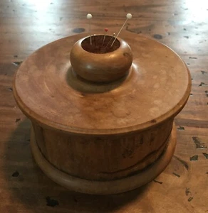 Scatola/kit da cucire vintage anni 50 tornito rotondo legno burl perno cuscino superiore-coperchio-peli di cavallo - Foto 1 di 24