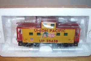 MTH PREMIER #20-91628 UNION PACIFIC (FLAG) CENTER CUPOLA STEEL CABOOSE - Picture 1 of 9