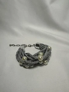 Schönes Armband silberfarben Stoff Kunstperlen - Bild 1 von 3