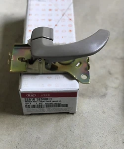 826103E000FC Manija Assy-Puerta Frontal Interior LH (lado izquierdo) Kia Sorento (2003-2009) - Imagen 1 de 2
