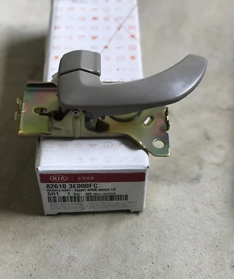 826103E000FC 手柄 Assy-Front 门内 LH(左侧)起亚索伦托(2003 - 2009) — 第 1/2 张图片
