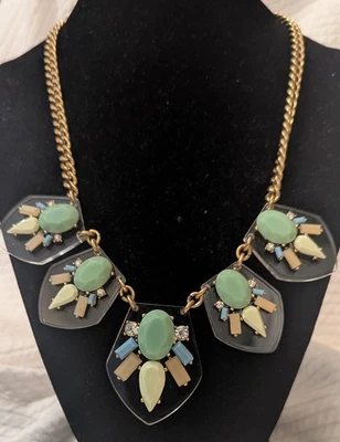 Collar J Crew llamativo lucita/acrílico verde menta con pedrería Foto 1 de 4