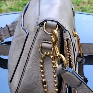 Bolso Bandolera Marc Jacobs Recruit Nomad Cuero Color Gris Sombra - Imagen 1 de 24