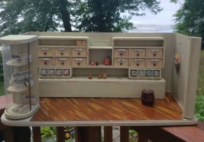 Старинный немецкий кукольный домик комната коробка общий магазин пекарня аптекарь магазин - Изображение 1 из 4