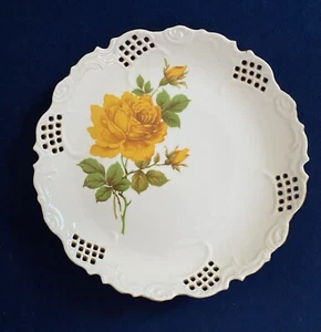 VINTAGE 70’s YELLOW ROSE PLATE W/CUT-OUTS & SCALLOPED GILT EDGE-UNMARKED-10” - Bild 1 von 2