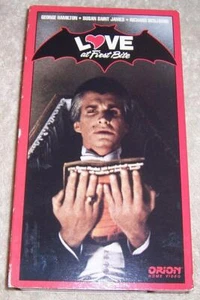 Love at First Bite VHS Video George Hamilton Susan Saint James Richard Benjamin - Imagen 1 de 2