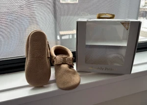 Brand New Freshly Picked Bow Moccasin Weathered Brown Size 5 - NEW IN BOX - Picture 1 of 1