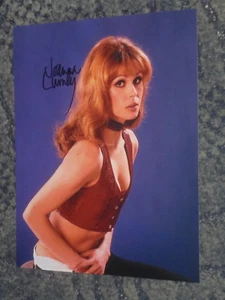 JOANNA LUMLEY - JUNGE POSE - 10x8 SIGNIERTES FOTO - (3) 2 FOTOS zur Auswahl - Bild 1 von 3