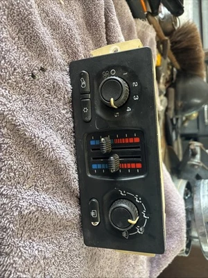 2003 - 2006 Chevy Silverado Tahoe Sierra Yukon Climate Control Unit 15136889 OEM - Image 1 of 4