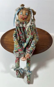 Vintage Puppe Mädchen 12 Zoll Block Holz Stoff Landhaus Prärie rustikal Regal Sitter - Bild 1 von 16