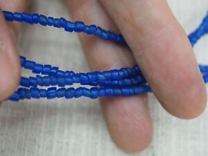 Collier de collection antique commerce indo-pacifique éolien bleu royal perles en verre